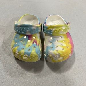 Crocs toddler size C4. Tie dye